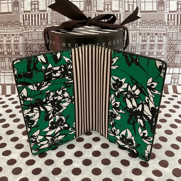 Henri Bendel Passport Cover - Picture 5 of 9